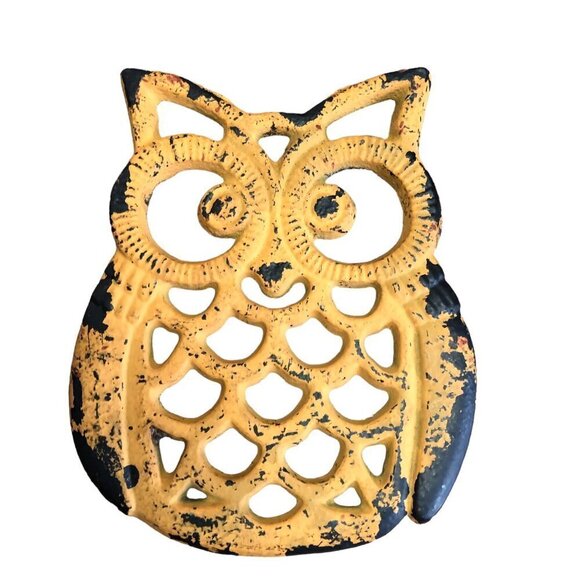 Pair of Vintage Distressed Cast Iron Owl Trivets One Yellow / One Green - Picture 4 of 4